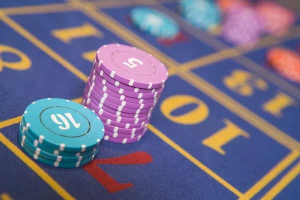 Aviator and Sweet Bonanza slot games on maxwin77 login app